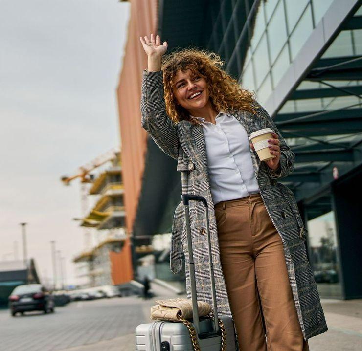 Une femme qui fait signe à un taxi